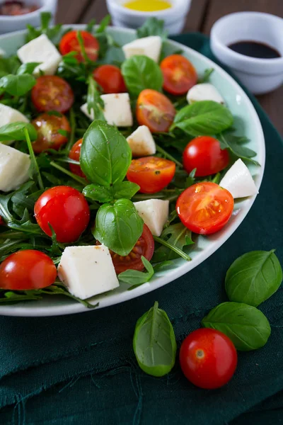 Salada Vegetariana Com Tomate Cereja Mussarela Rúcula — Fotografia de Stock