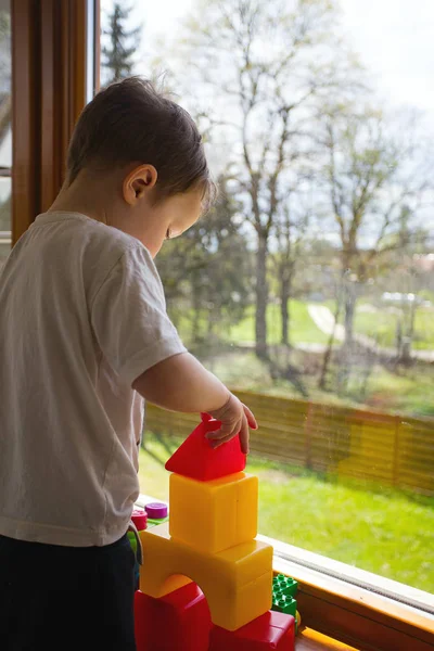 Schattige Babymeisje Spelen Naast Het Venster — Stockfoto