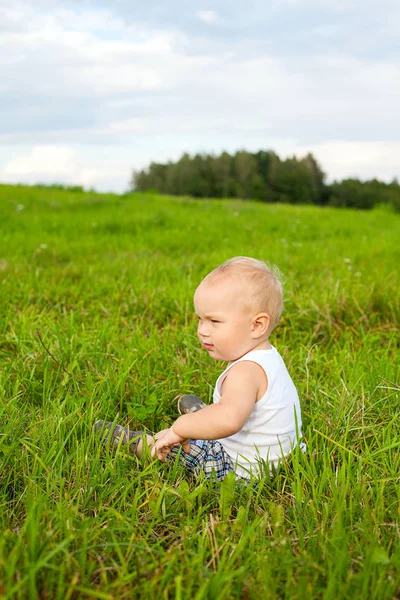 Schöner Glücklicher Junge Der Gras Spielt — Stockfoto