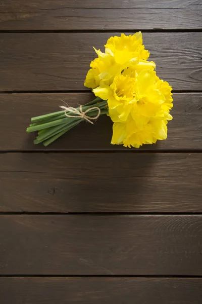 Κίτρινο Daffodils Σκούρα Ξύλινη Επιφάνεια — Φωτογραφία Αρχείου