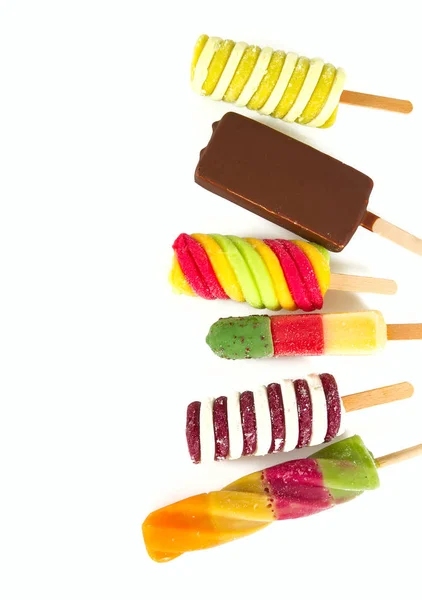 Popsicles Colorées Isolées Sur Fond Blanc — Photo