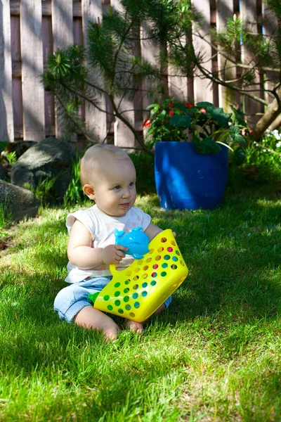 Menina Brincando Livre Dia Ensolarado — Fotografia de Stock