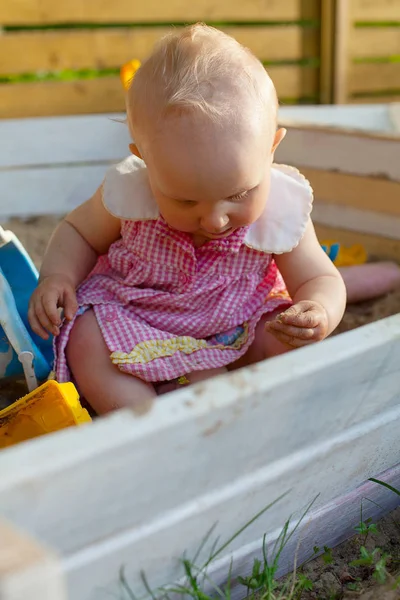 Bebê Menina Divertindo Caixa Areia — Fotografia de Stock