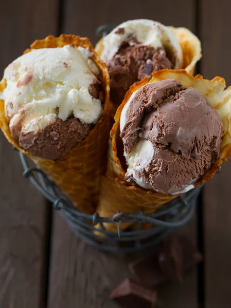 ワッフルコーンのチョコレートとバニラアイス — ストック写真