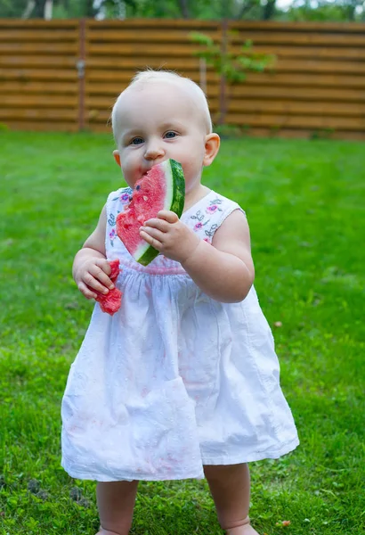 Bonito Bebê Menina Vestido Branco Está Comendo Melancia — Fotografia de Stock