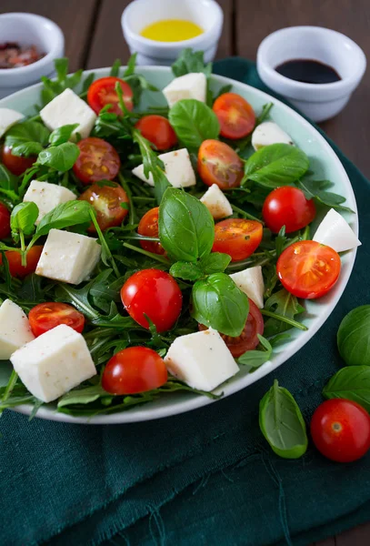 Salada Vegetariana Com Tomate Cereja Mussarela Rúcula — Fotografia de Stock