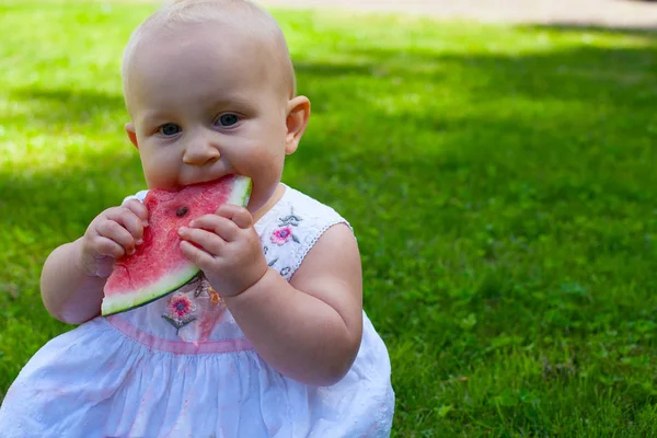 Bonito Bebê Menina Vestido Branco Está Comendo Melancia — Fotografia de Stock