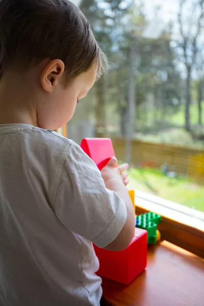 Schattige Babymeisje Spelen Naast Het Venster — Stockfoto