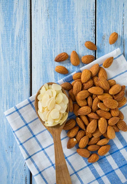 ahşap yüzeyde badem pul