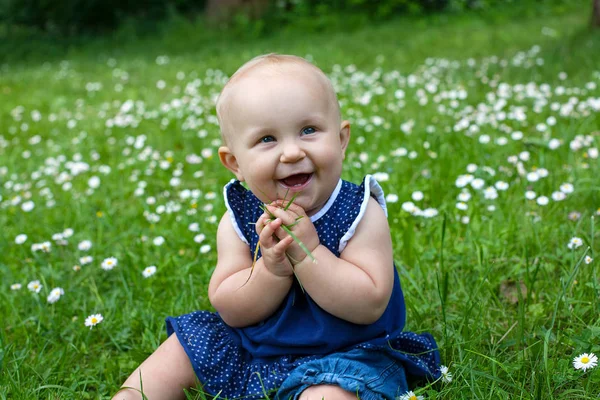 Bonito Bebê Menina Está Apreciando Natureza — Fotografia de Stock