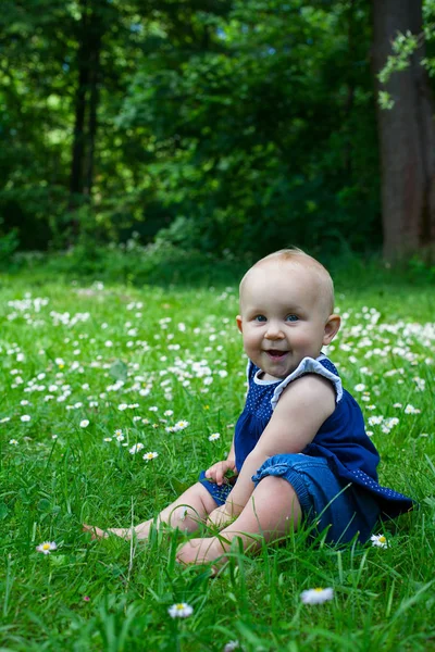 Bonito Bebê Menina Está Apreciando Natureza — Fotografia de Stock