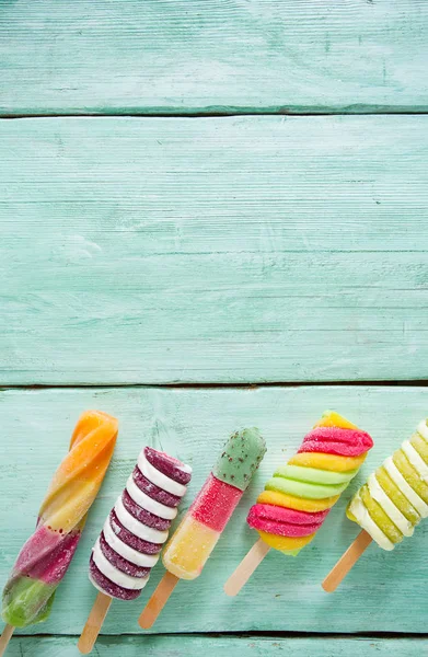 Glace Éclatante Colorée Sur Fond Bois Turquoise — Photo