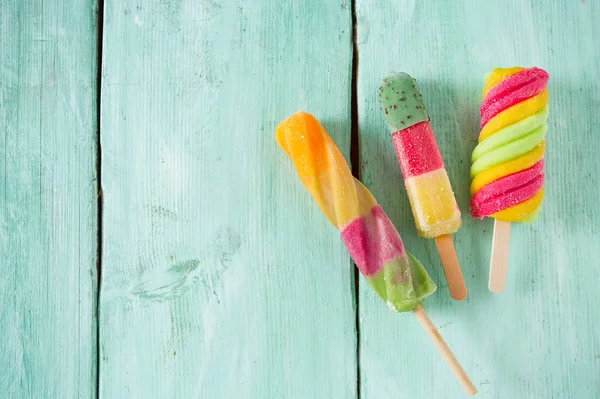 Glace Éclatante Colorée Sur Fond Bois Turquoise — Photo