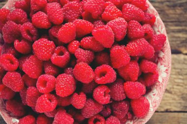 ahududu ahşap yüzey üzerinde tam kase