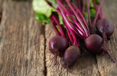 Pancar ahşap yüzey üzerinde