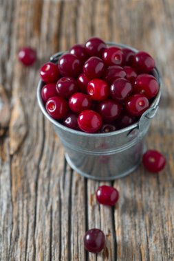 Tahta yüzeyde kirazlar