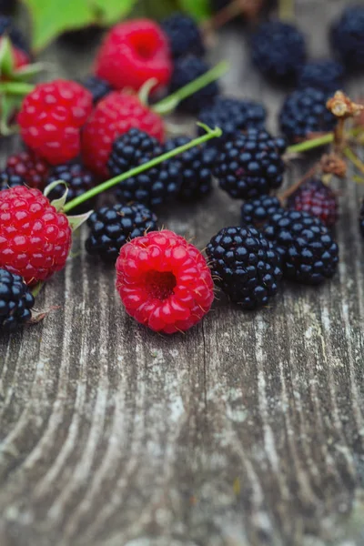 Frambuesas Moras Frescas Sobre Una Superficie Madera Eustica — Foto de Stock