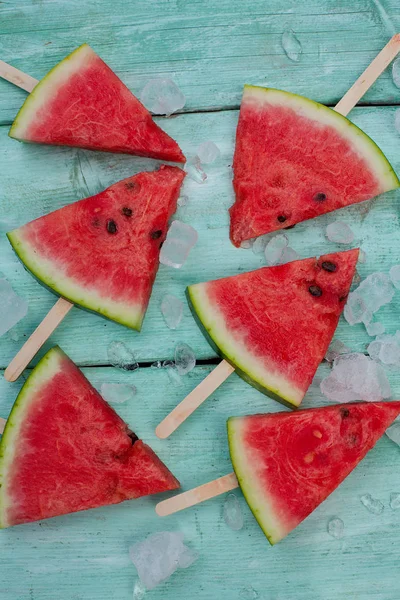 Watermeloen Knalt Voor Een Picknick Een Turkooizen Achtergrond — Stockfoto