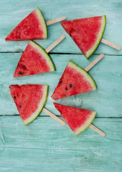 Vattenmelon Dyker För Picknick Turkos Bakgrund — Stockfoto