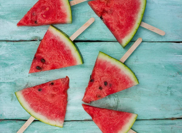 Wassermelone Knallt Für Ein Picknick Auf Türkisfarbenem Hintergrund — Stockfoto