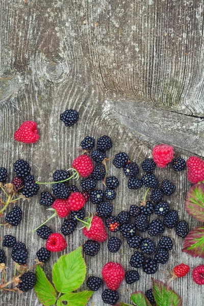 Framboises Mûres Fraîches Sur Surface Bois Eustique — Photo