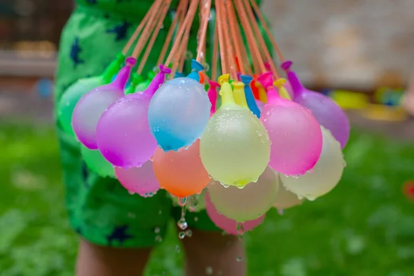 Дитина Грає Водними Кульками — стокове фото