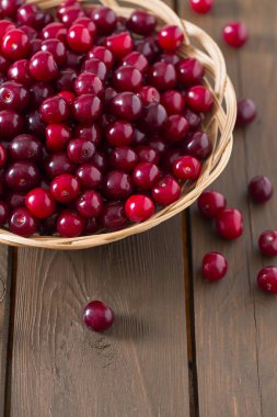 Tahta yüzeyde kirazlar