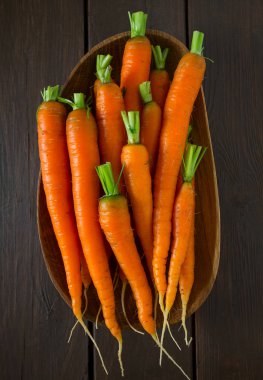 Tahta yüzeyde taze havuç