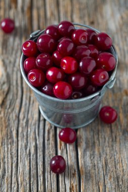 Tahta yüzeyde kirazlar