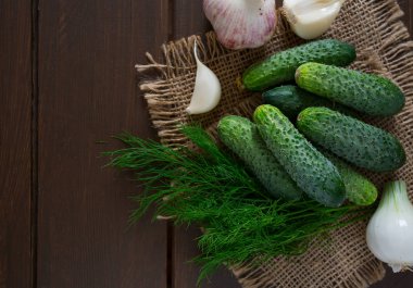 salatalık hasat ahşap yüzey üzerinde