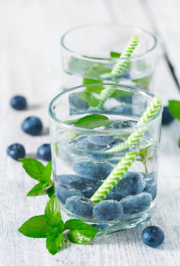 Nane ve yaban mersini ile infüzyon su