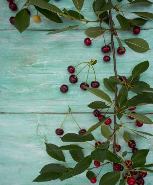 Tahta yüzeyde kiraz