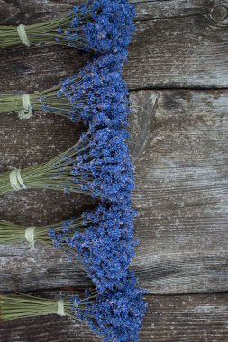 ahşap yüzey üzerinde kurutulmuş lavanta