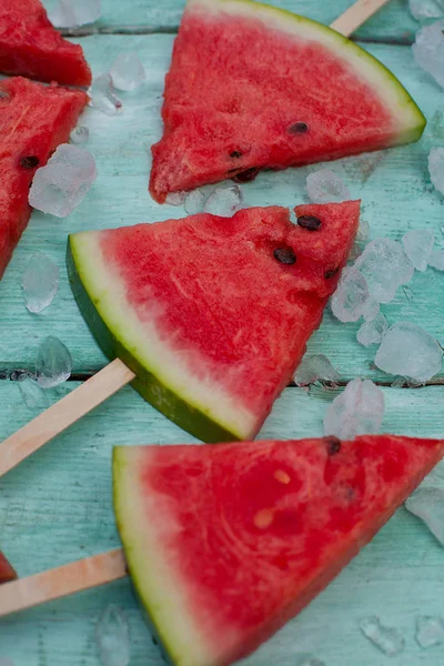 Vattenmelon Dyker För Picknick Turkos Bakgrund — Stockfoto