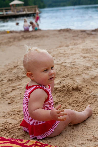 Bir Plajda Kız Şirin Bebek — Stok fotoğraf