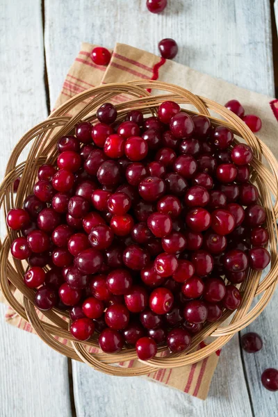 Cerezas Superficie Madera —  Fotos de Stock