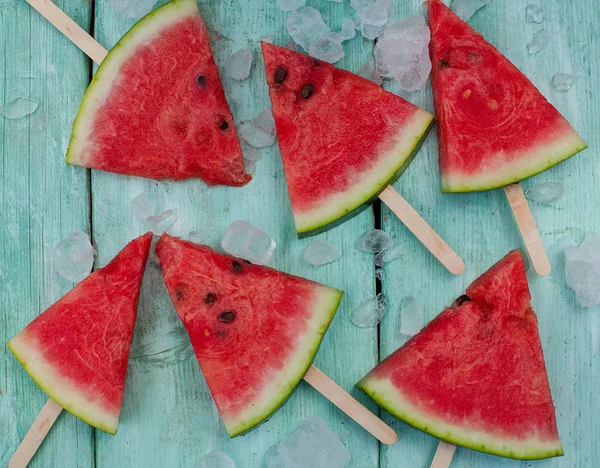 Vattenmelon Dyker För Picknick Turkos Bakgrund — Stockfoto