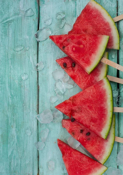 Watermeloen Knalt Voor Een Picknick Een Turkooizen Achtergrond — Stockfoto