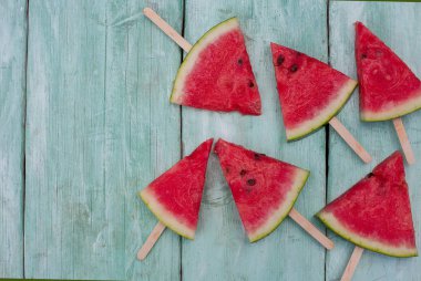 Turkuaz arka plan üzerinde piknik için karpuz çıkar