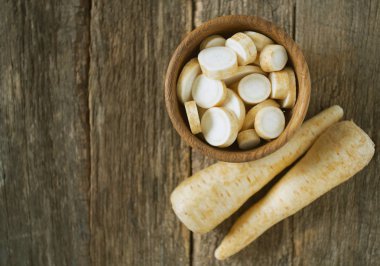 Yaban havucu ahşap yüzeye yakın çekim