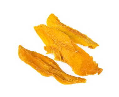Kurumuş mango beyaz arkaplanda izole edilmiş.