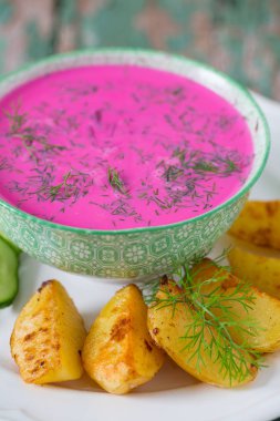 patates ve maydanoz ile lezzetli soğuk Pancar çorbası