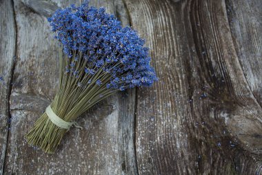 ahşap yüzey üzerinde kurutulmuş lavanta