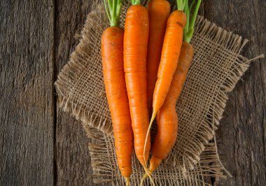 Tahta yüzeyde taze havuç