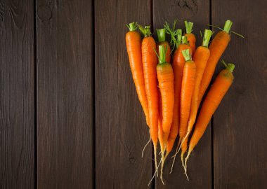 Tahta yüzeyde taze havuç