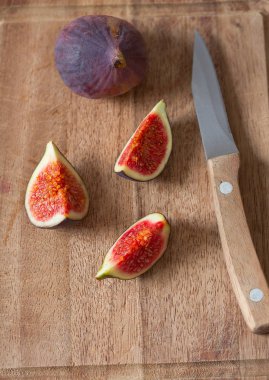 ahşap yüzey üzerinde taze dilimlenmiş incir ve bıçak yakından görmek