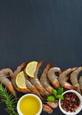 ReSH çiğ karides koyu gri mutfak masasında