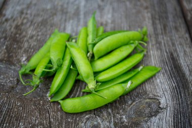 Ahşap yüzeyde bezelye kabukları