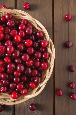 Tahta yüzeyde kirazlar