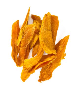 Kurutulmuş mango dilimleri beyaz arkaplanda izole edilmiş.